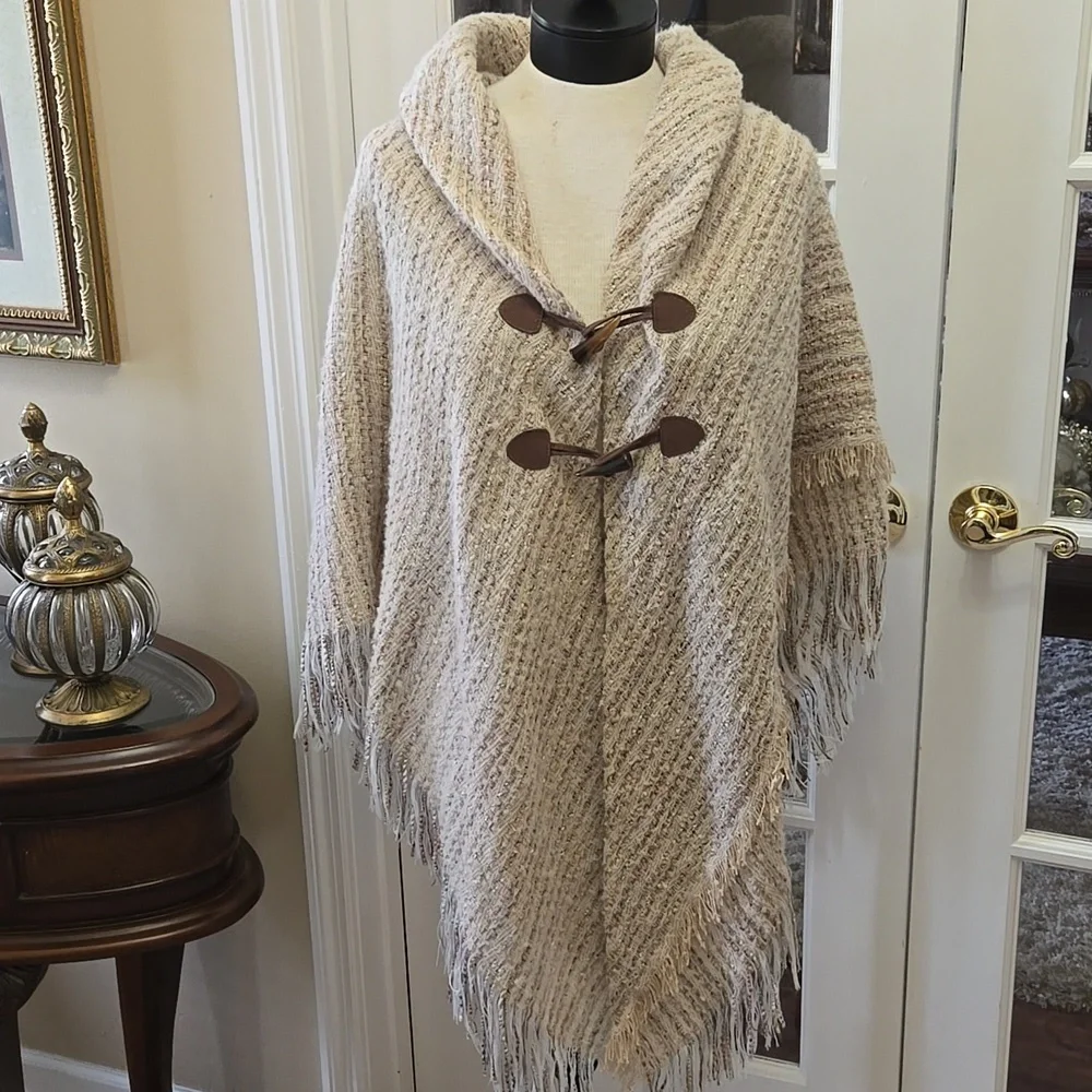 New Directions Belvedere Cream Tan Knit Poncho Fringe Trim Toggle Closure OS NEW